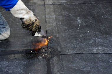 Kaplama ve izolasyon İtalya bir çatı yenileme sırasında su yalıtım döşeme