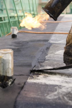 Kaplama ve izolasyon İtalya bir çatı yenileme sırasında su yalıtım döşeme