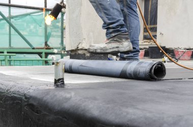 Kaplama ve izolasyon İtalya bir çatı yenileme sırasında su yalıtım döşeme