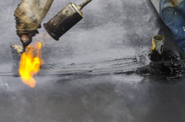 Kaplama ve izolasyon İtalya bir çatı yenileme sırasında su yalıtım döşeme