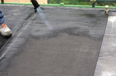 Kaplama ve izolasyon İtalya bir çatı yenileme sırasında su yalıtım döşeme