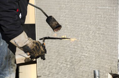 Kaplama ve izolasyon İtalya bir çatı yenileme sırasında su yalıtım döşeme