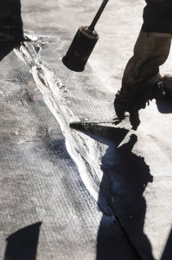 Kaplama ve izolasyon İtalya bir çatı yenileme sırasında su yalıtım döşeme
