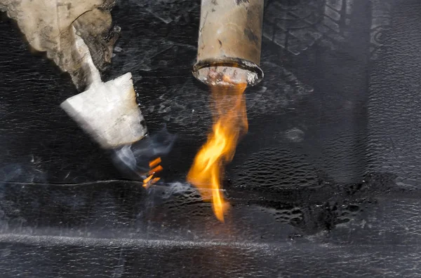 Kaplama ve izolasyon İtalya bir çatı yenileme sırasında su yalıtım döşeme