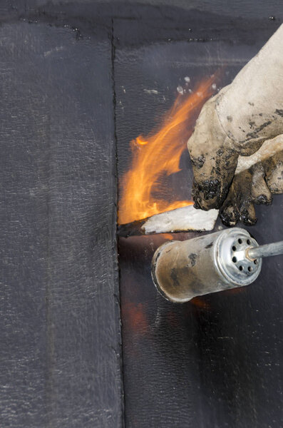 укладка гидроизоляционных покрытий и изоляция во время ремонта кровли в Италии
