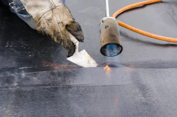 防水被覆およびイタリアの屋根の改修時に断熱材の敷設 — ストック写真
