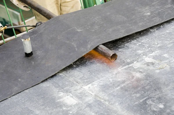 防水被覆およびイタリアの屋根の改修時に断熱材の敷設 — ストック写真