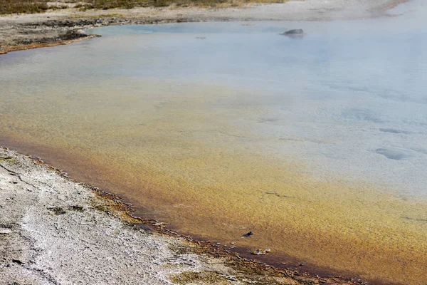 黒砂盆地ワイオミング州のイエローストーン国立公園内の間欠泉 — ストック写真