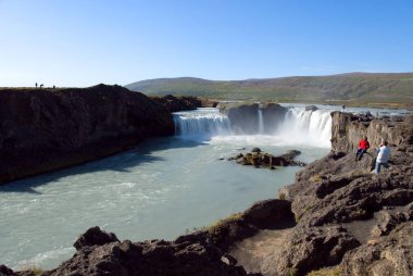 Yaz aylarında Izlanda 'da Godafoss Şelalesi