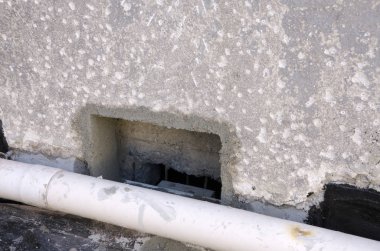 Bitümlü kılıf ile bir binanın bir çatı yenileme sırasında inşaat çalışmaları