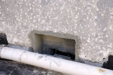 Bitümlü kılıf ile bir binanın bir çatı yenileme sırasında inşaat çalışmaları