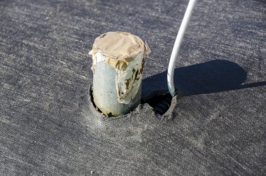 Bitümlü kılıf ile bir binanın bir çatı yenileme sırasında inşaat çalışmaları