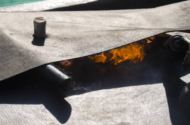 Bitümlü kılıf ile bir binanın bir çatı yenileme sırasında inşaat çalışmaları