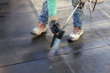 Bitümlü kılıf ile bir binanın bir çatı yenileme sırasında inşaat çalışmaları