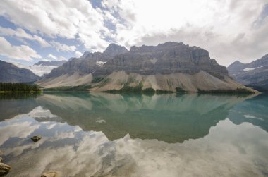 Yay Gölü yaz aylarında bulutlu günde Banff National Park, Alberta, Kanada
