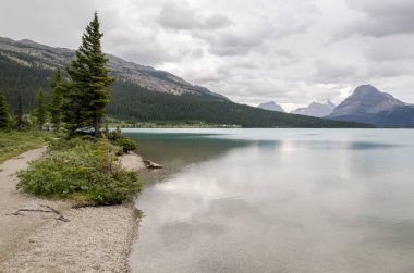 Yay Gölü yaz aylarında bulutlu günde Banff National Park, Alberta, Kanada