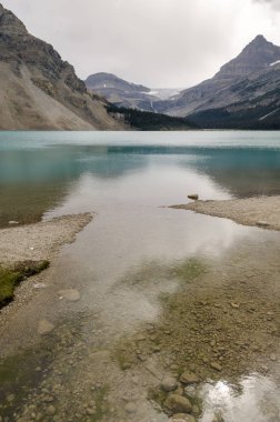 Yay Gölü yaz aylarında bulutlu günde Banff National Park, Alberta, Kanada