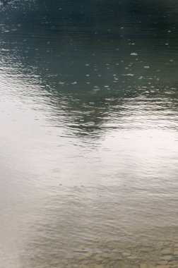 Yay Gölü yaz aylarında bulutlu günde Banff National Park, Alberta, Kanada