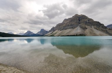 Yay Gölü yaz aylarında bulutlu günde Banff National Park, Alberta, Kanada