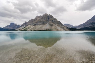 Yay Gölü yaz aylarında bulutlu günde Banff National Park, Alberta, Kanada