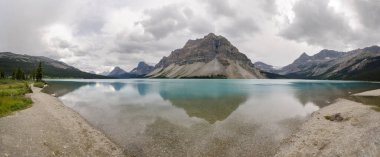 Yay Gölü yaz aylarında bulutlu günde Banff National Park, Alberta, Kanada