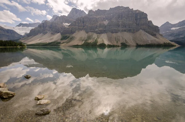 加拿大艾伯塔省班夫国家公园夏季多云的弓湖 — 图库照片