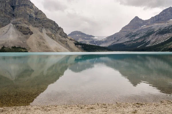 加拿大艾伯塔省班夫国家公园夏季多云的弓湖 — 图库照片