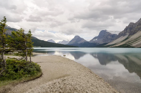 Jezioro Łuk Pochmurny Dzień Lecie Parku Narodowym Banff Alberta Kanada — Zdjęcie stockowe