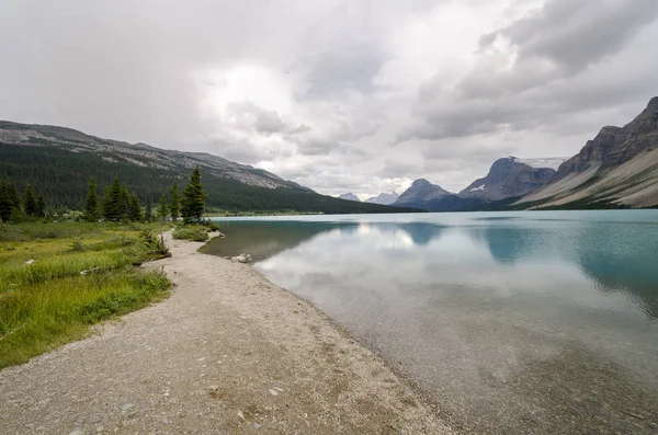 Yay Gölü Yaz Aylarında Bulutlu Günde Banff National Park Alberta — Stok fotoğraf