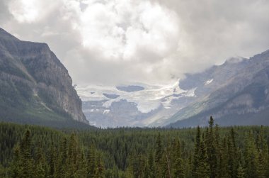 Yay Gölü yaz aylarında bulutlu günde Banff National Park, Alberta, Kanada