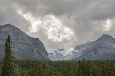Yay Gölü yaz aylarında bulutlu günde Banff National Park, Alberta, Kanada