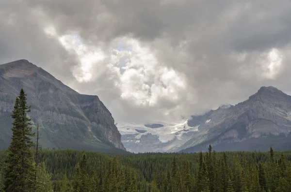 Yay Gölü yaz aylarında bulutlu günde Banff National Park, Alberta, Kanada
