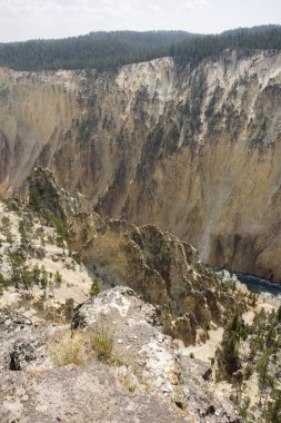 Yellowstone Nehri ve Wyoming Yellowstone Milli Parkı 'nda ingrand Kanyon düşüyor