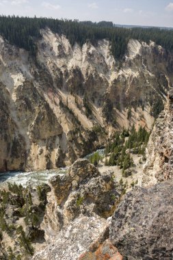 Yellowstone Nehri ve Wyoming Yellowstone Milli Parkı 'nda ingrand Kanyon düşüyor