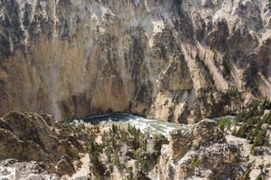 Yellowstone Nehri ve Wyoming Yellowstone Milli Parkı 'nda ingrand Kanyon düşüyor