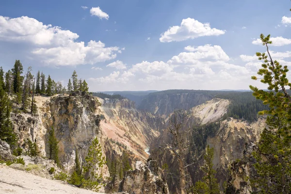 Yellowstone Nehri ve Wyoming Yellowstone Milli Parkı 'nda ingrand Kanyon düşüyor