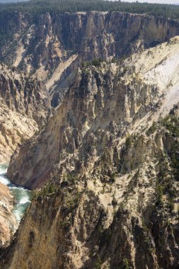 Yellowstone Nehri ve Wyoming Yellowstone Milli Parkı 'nda ingrand Kanyon düşüyor