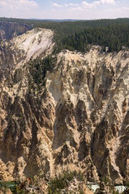 Yellowstone Nehri ve Wyoming Yellowstone Milli Parkı 'nda ingrand Kanyon düşüyor