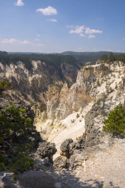 Yellowstone Nehri ve Wyoming Yellowstone Milli Parkı 'nda ingrand Kanyon düşüyor