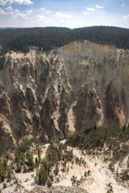Yellowstone Nehri ve Wyoming Yellowstone Milli Parkı 'nda ingrand Kanyon düşüyor
