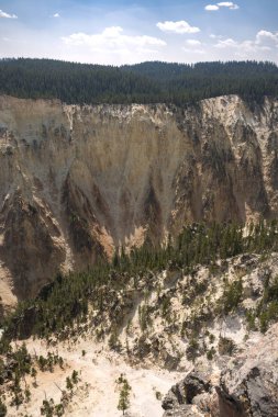 Yellowstone Nehri ve Wyoming Yellowstone Milli Parkı 'nda ingrand Kanyon düşüyor
