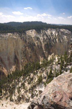 Yellowstone Nehri ve Wyoming Yellowstone Milli Parkı 'nda ingrand Kanyon düşüyor