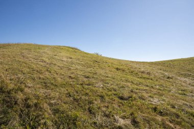 güneşli bir günde İtalya'da antola dağda yürümek