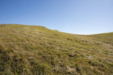 güneşli bir günde İtalya'da antola dağda yürümek