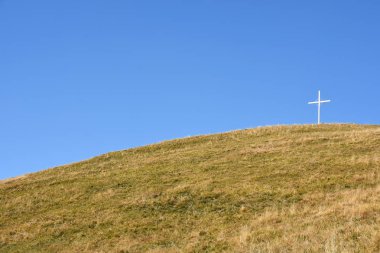 güneşli bir günde İtalya'da antola dağda yürümek