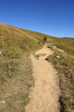 güneşli bir günde İtalya'da antola dağda yürümek