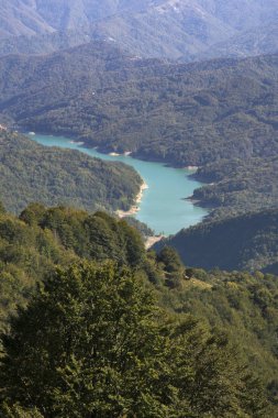 güneşli bir günde İtalya'da antola dağda yürümek
