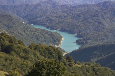 güneşli bir günde İtalya'da antola dağda yürümek