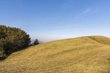 güneşli bir günde İtalya'da antola dağda yürümek