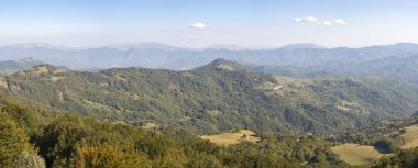 güneşli bir günde İtalya'da antola dağda yürümek